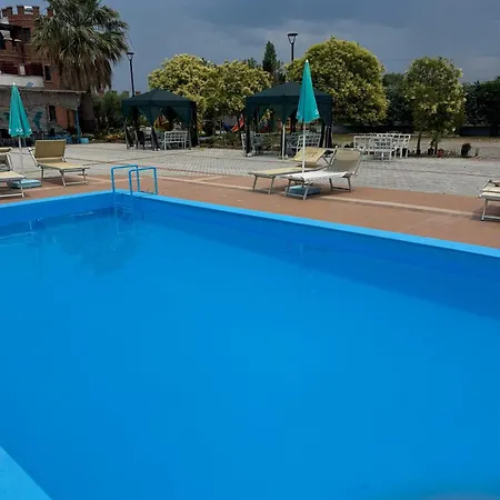 E Kuqe Hotel