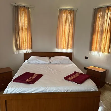 E Kuqe Hotel