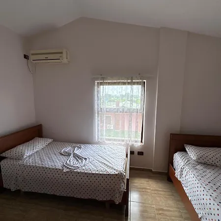 E Kuqe Hotel Tale
