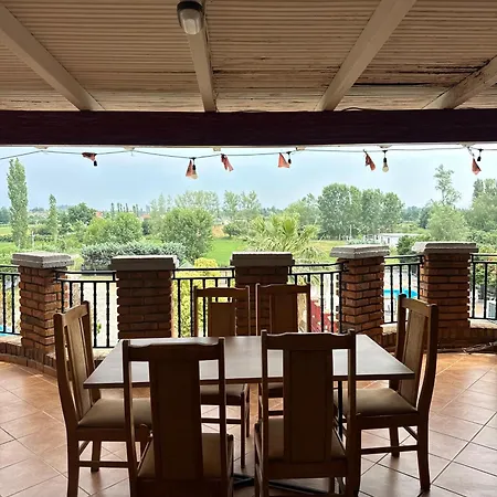 E Kuqe Hotel